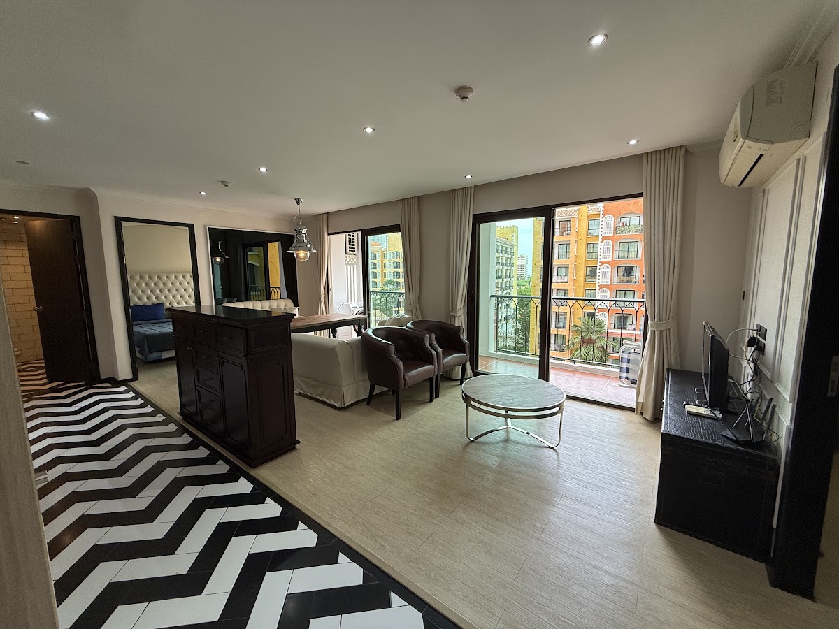 2 Bedrooms Venetian Signature Condo