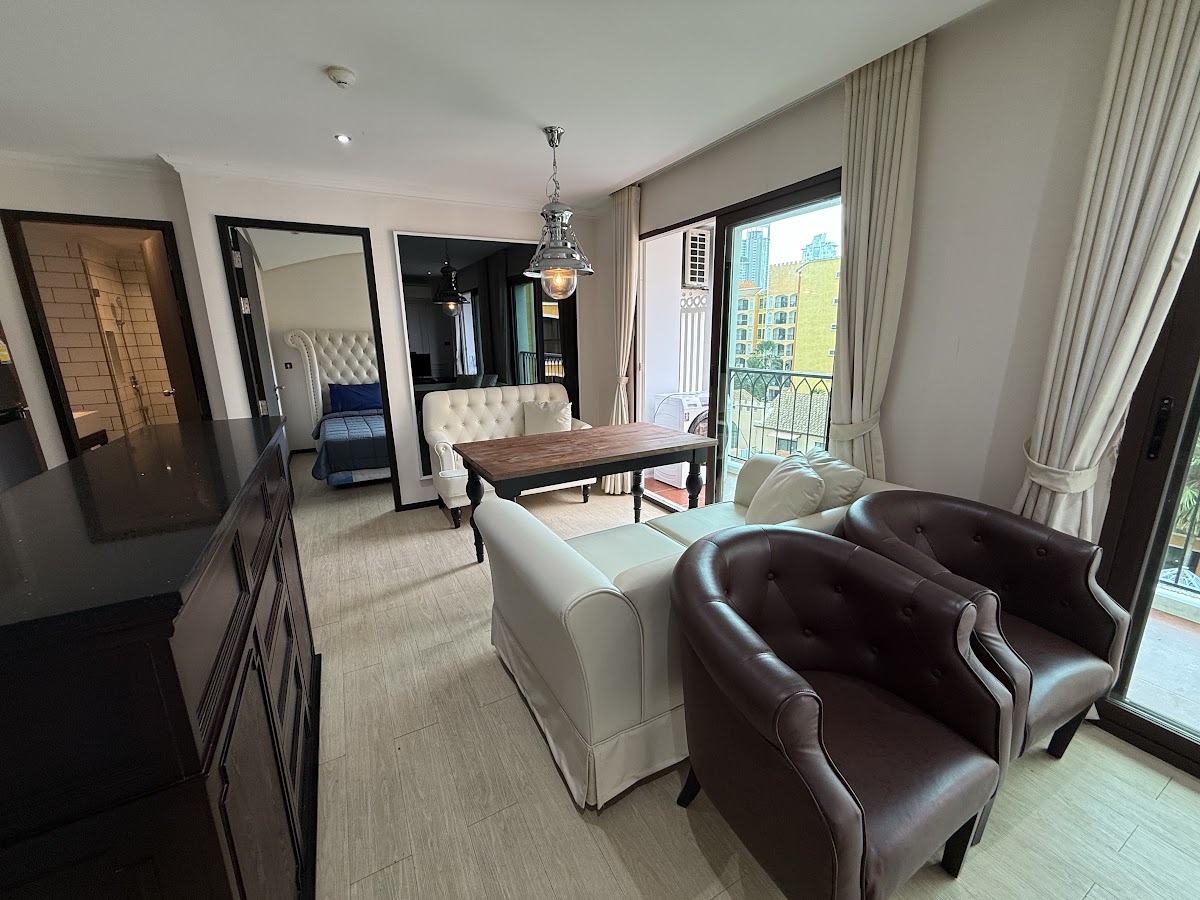 2 Bedrooms Venetian Signature Condo