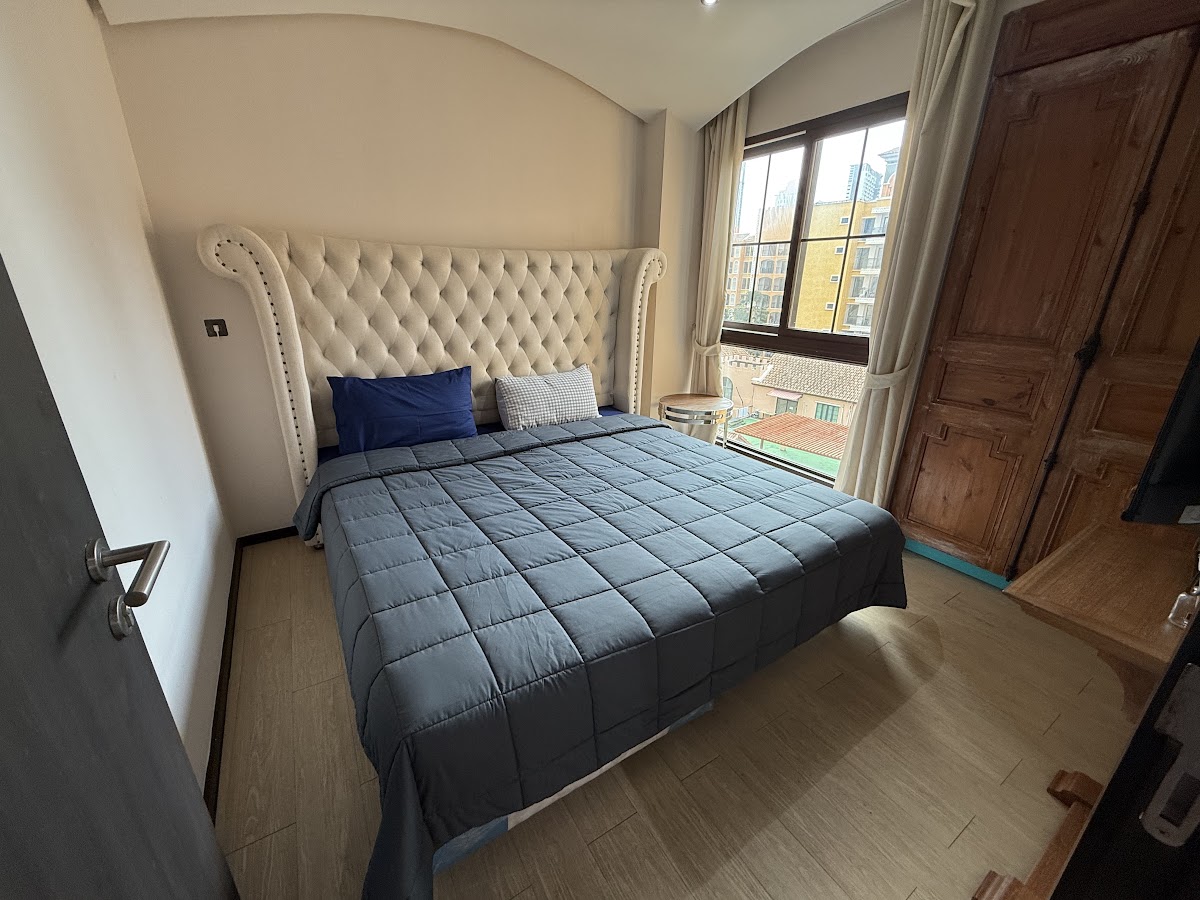 2 Bedrooms Venetian Signature Condo