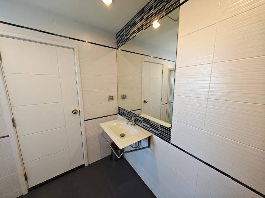 1 Bedroom Centric Sea